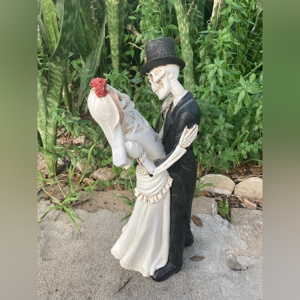Rachel Zoe Halloween Wedding Skeletons Bride and Groom Goth figurine 18” NEW